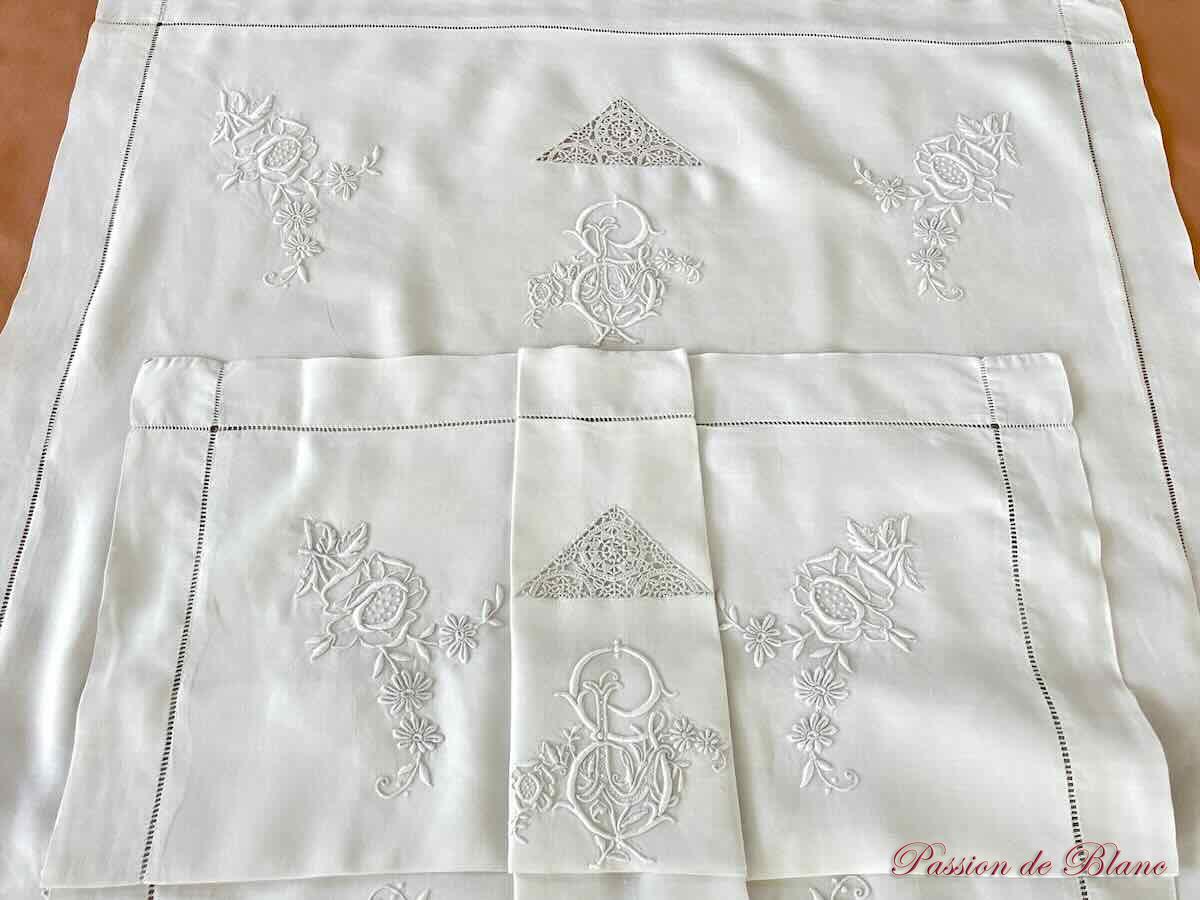 Merveilleuse paire de taies, lin fin blanc avec somptueuses broderies et mono GL – Image 5