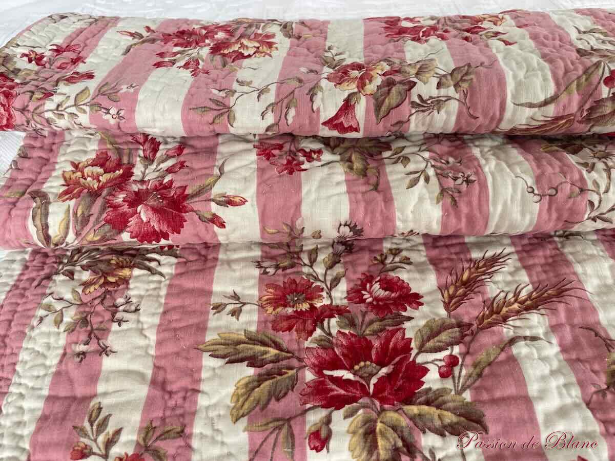 Courtepointe, couverture piquée main double face : côté bleu chérubins, l'autre fleuri – Image 3