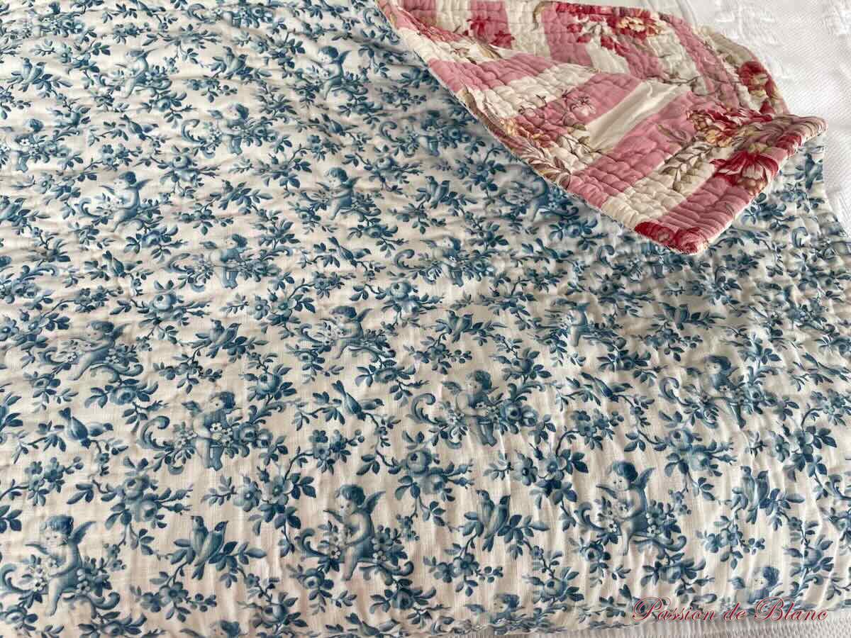 Courtepointe, couverture piquée main double face : côté bleu chérubins, l'autre fleuri – Image 7