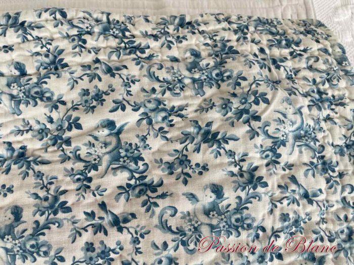 Courtepointe, couverture piquée main double face : côté bleu chérubins, l'autre fleuri – Image 6