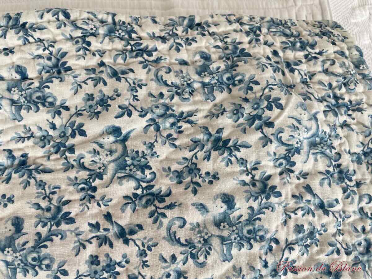 Courtepointe, couverture piquée main double face : côté bleu chérubins, l'autre fleuri – Image 6