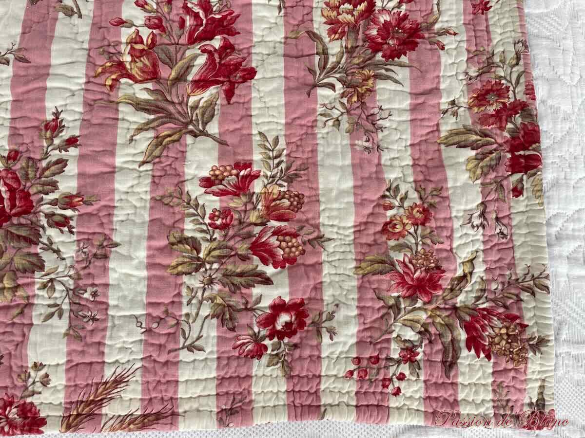 Courtepointe, couverture piquée main double face : côté bleu chérubins, l'autre fleuri – Image 13