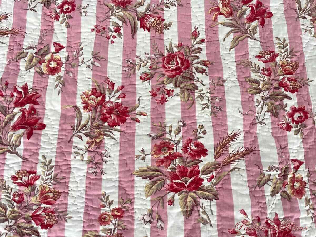 Courtepointe, couverture piquée main double face : côté bleu chérubins, l'autre fleuri – Image 12