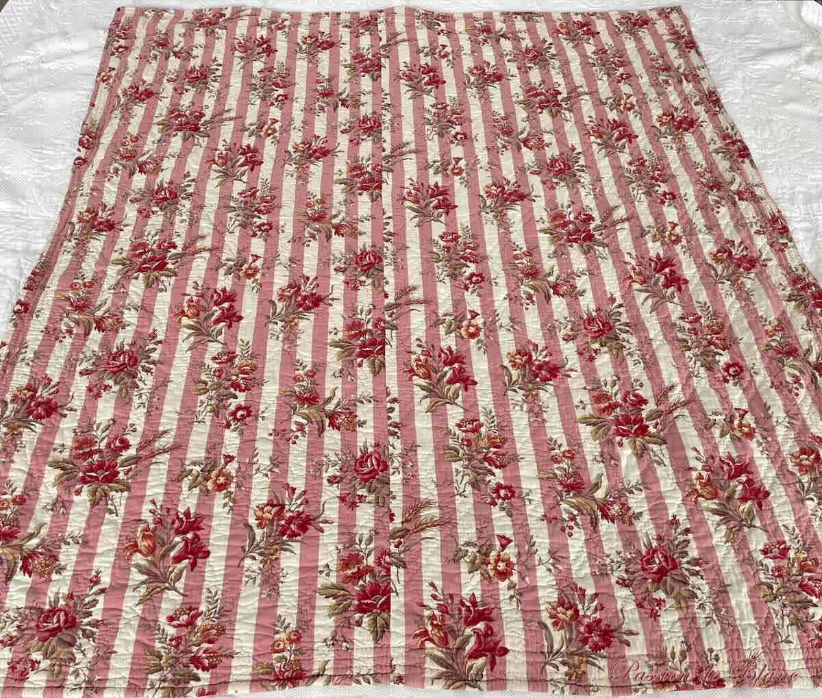 Courtepointe, couverture piquée main double face : côté bleu chérubins, l'autre fleuri – Image 2