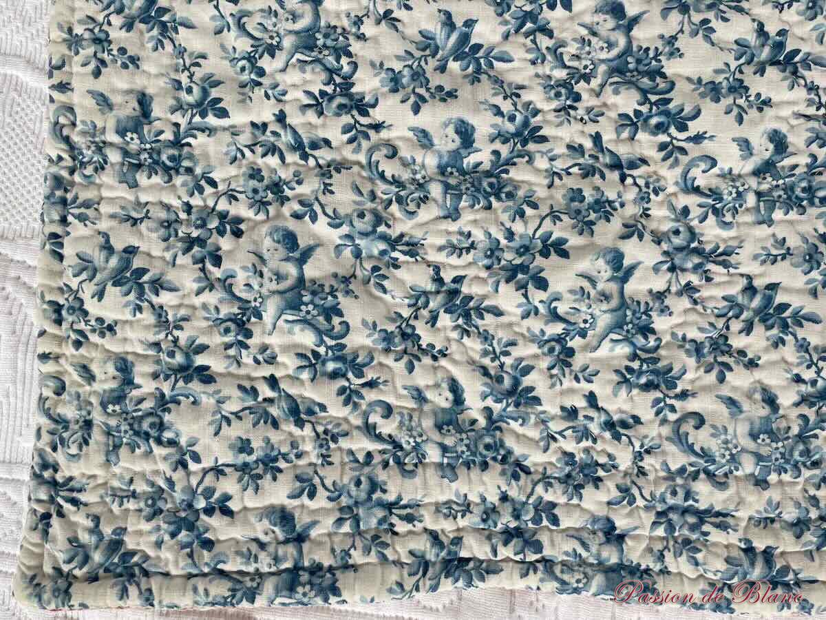 Courtepointe, couverture piquée main double face : côté bleu chérubins, l'autre fleuri – Image 11
