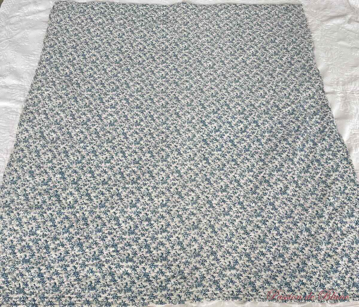 Courtepointe, couverture piquée main double face : côté bleu chérubins, l'autre fleuri – Image 5