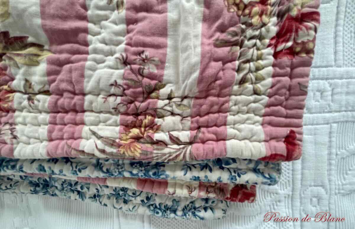 Courtepointe, couverture piquée main double face : côté bleu chérubins, l'autre fleuri – Image 10