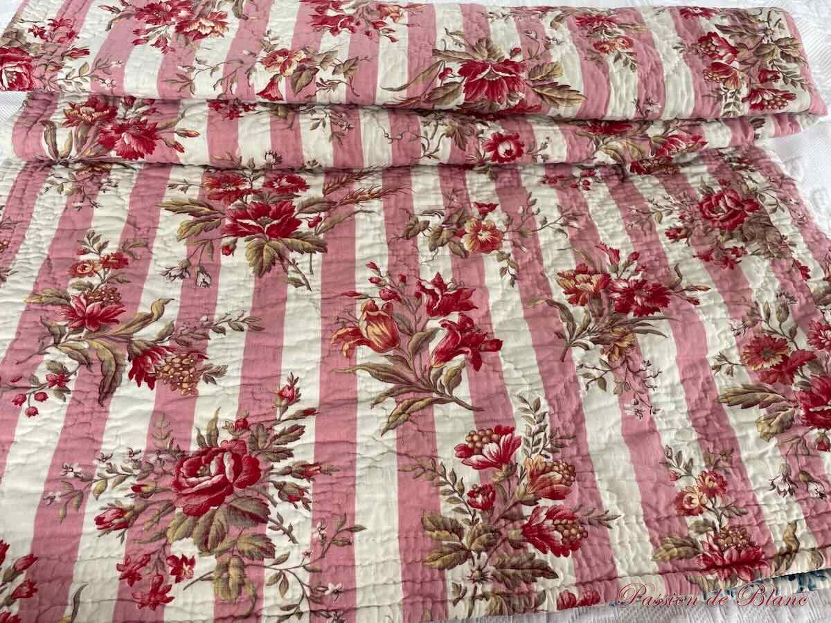 Courtepointe, couverture piquée main double face : côté bleu chérubins, l'autre fleuri – Image 8