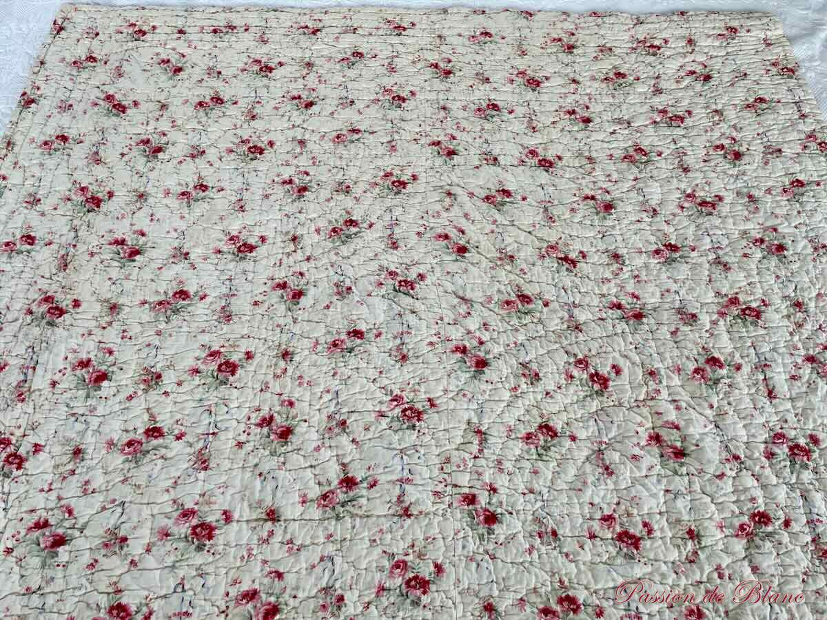 Courtepointe piquée main double face : avec des paniers fleuris, l'autre avec des bouquets fleuris – Image 3
