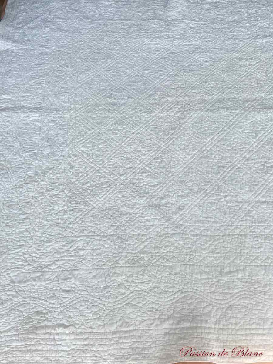 Couverture Courtepointe,Provence,cotonnade blanche motifs , piquage main – Image 2