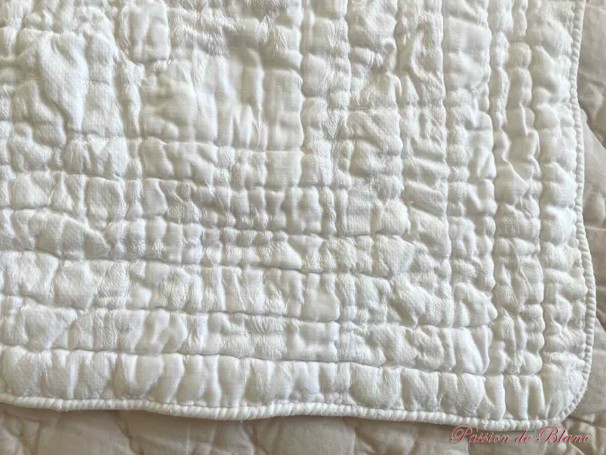 Couverture Courtepointe,Provence,cotonnade blanche motifs , piquage main – Image 10