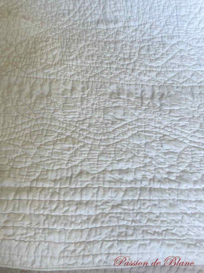 Couverture Courtepointe,Provence,cotonnade blanche motifs , piquage main – Image 9