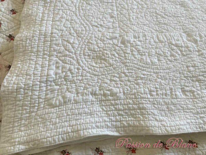 Couverture Courtepointe,Provence,cotonnade blanche motifs , piquage main – Image 6