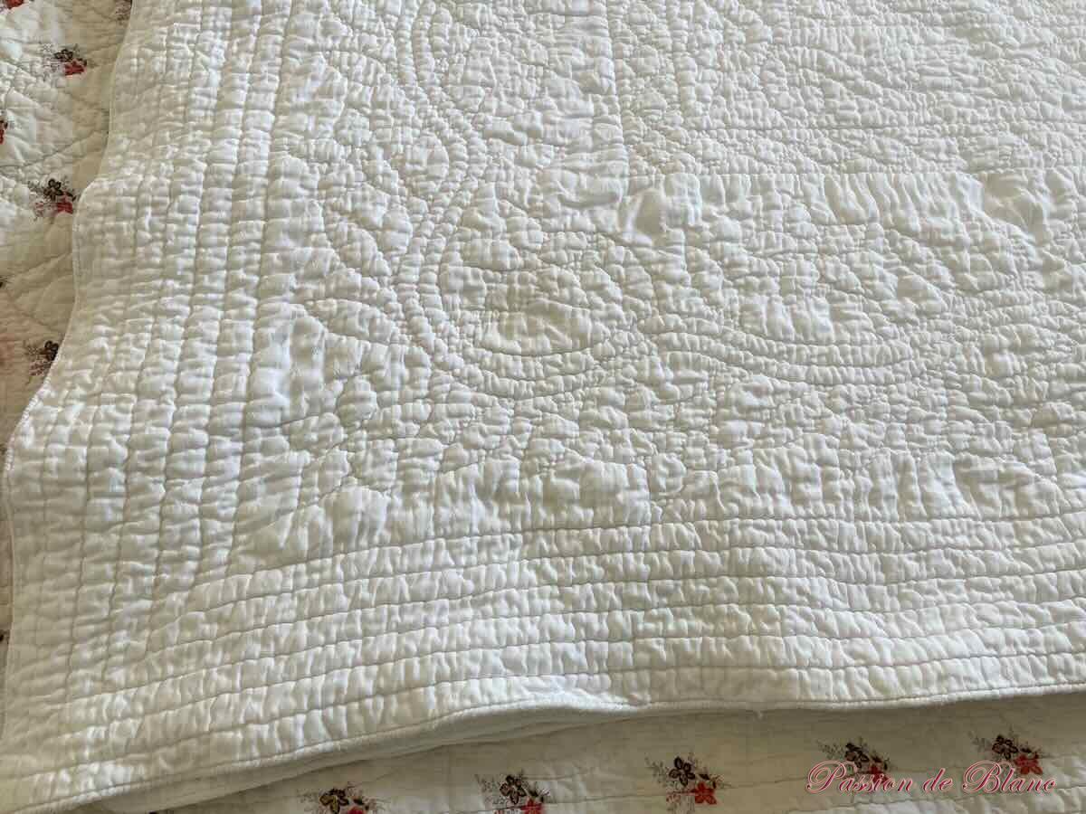Couverture Courtepointe,Provence,cotonnade blanche motifs , piquage main – Image 6