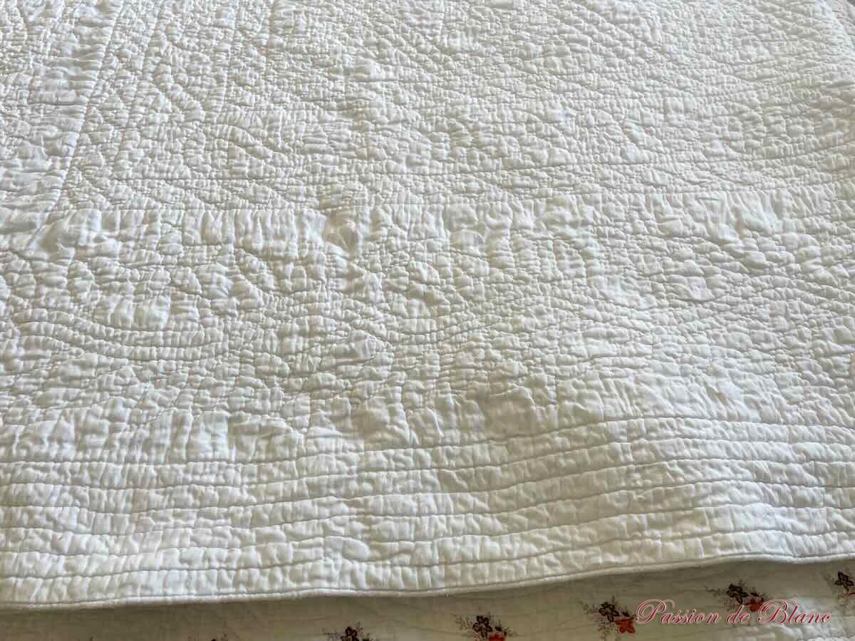 Couverture Courtepointe,Provence,cotonnade blanche motifs , piquage main – Image 5