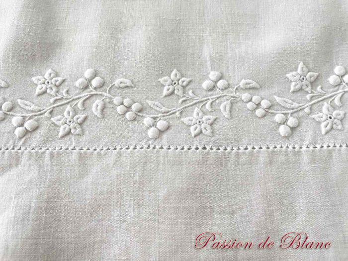 Grand drap lin avec découverte brodée guirlande fleurie, monos FI avec raisins – Image 9