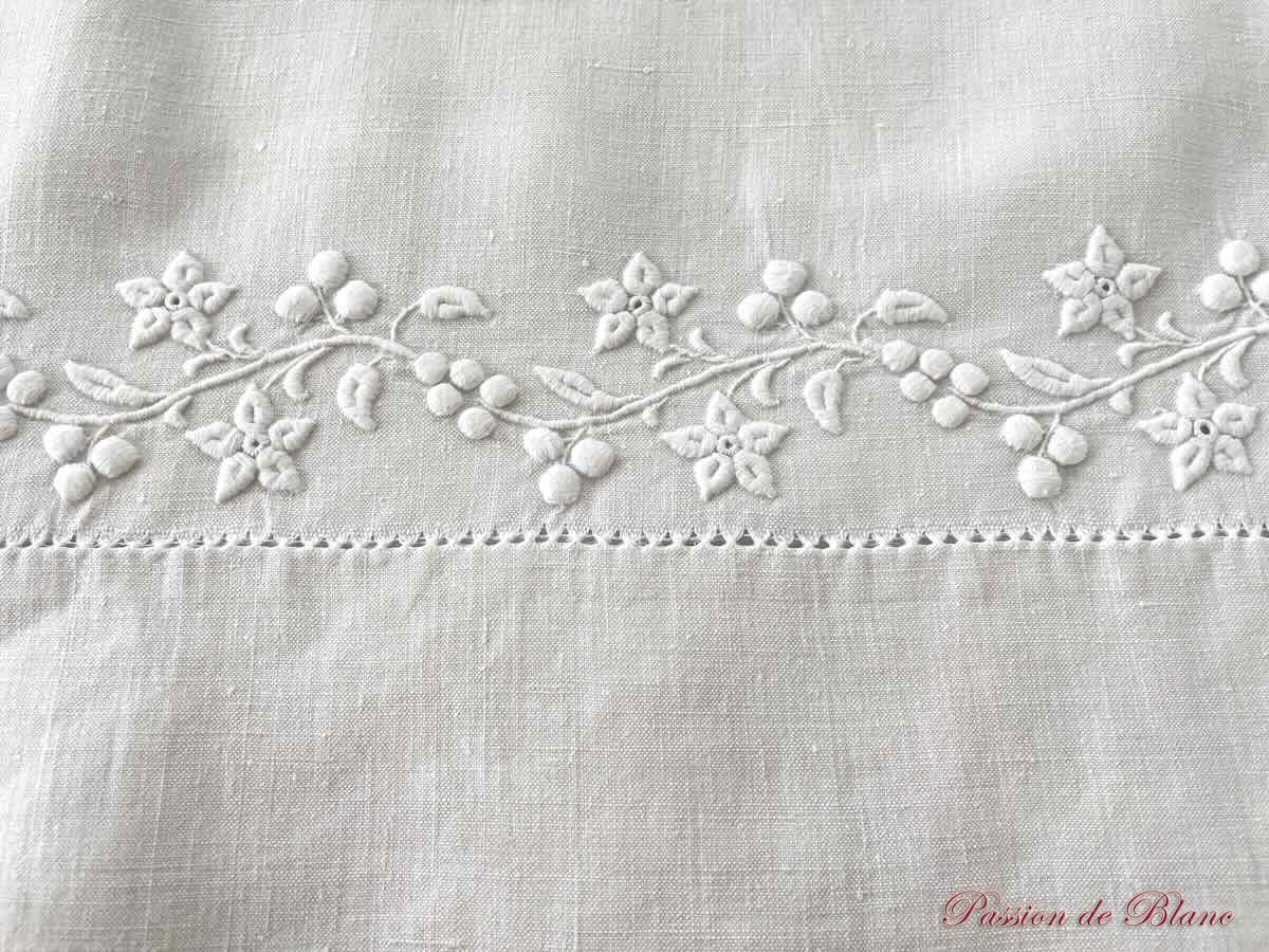 Grand drap lin avec découverte brodée guirlande fleurie, monos FI avec raisins – Image 9