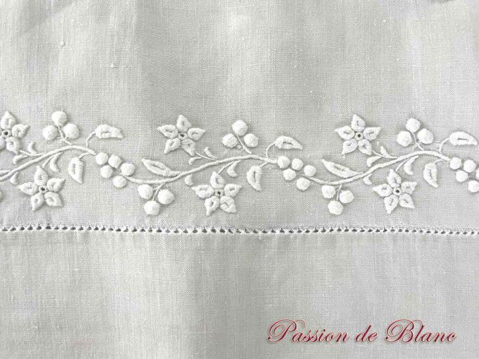 Grand drap lin avec découverte brodée guirlande fleurie, monos FI avec raisins – Image 6