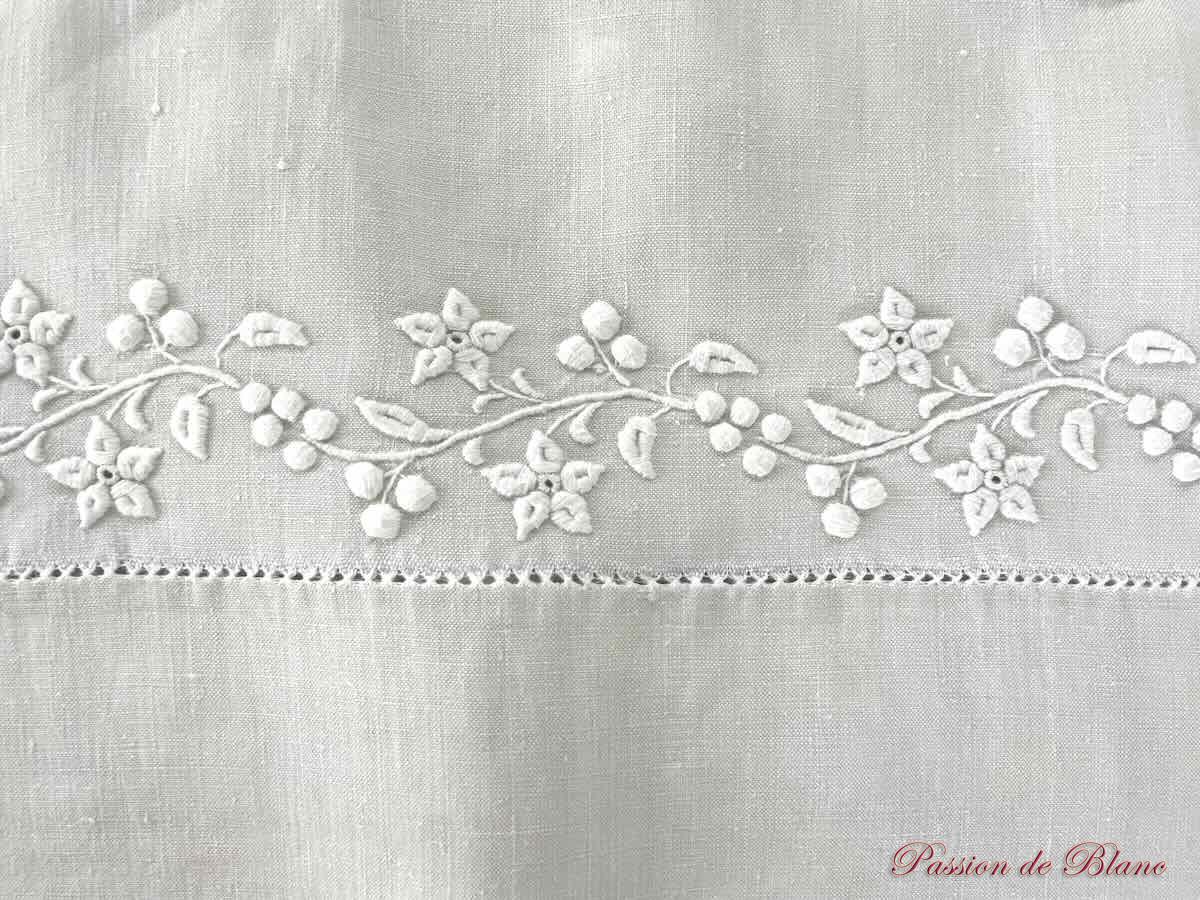 Grand drap lin avec découverte brodée guirlande fleurie, monos FI avec raisins – Image 6