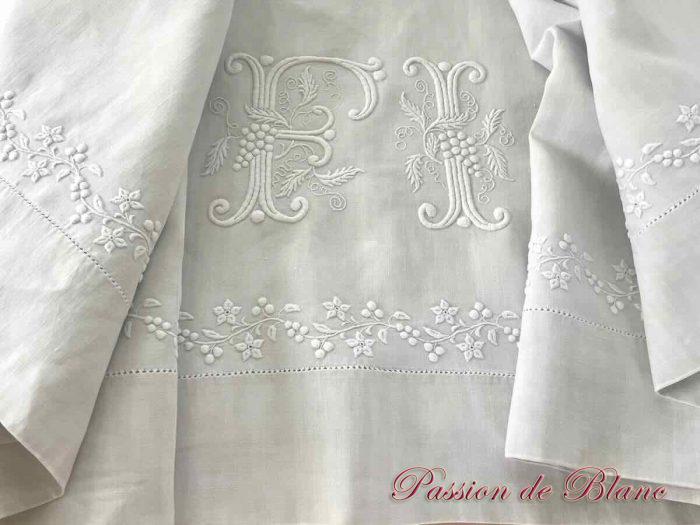 Grand drap lin avec découverte brodée guirlande fleurie, monos FI avec raisins – Image 7