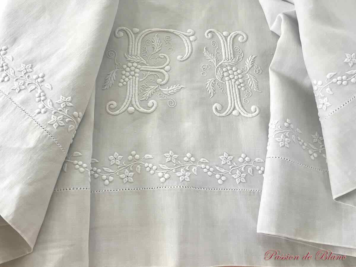 Grand drap lin avec découverte brodée guirlande fleurie, monos FI avec raisins – Image 7