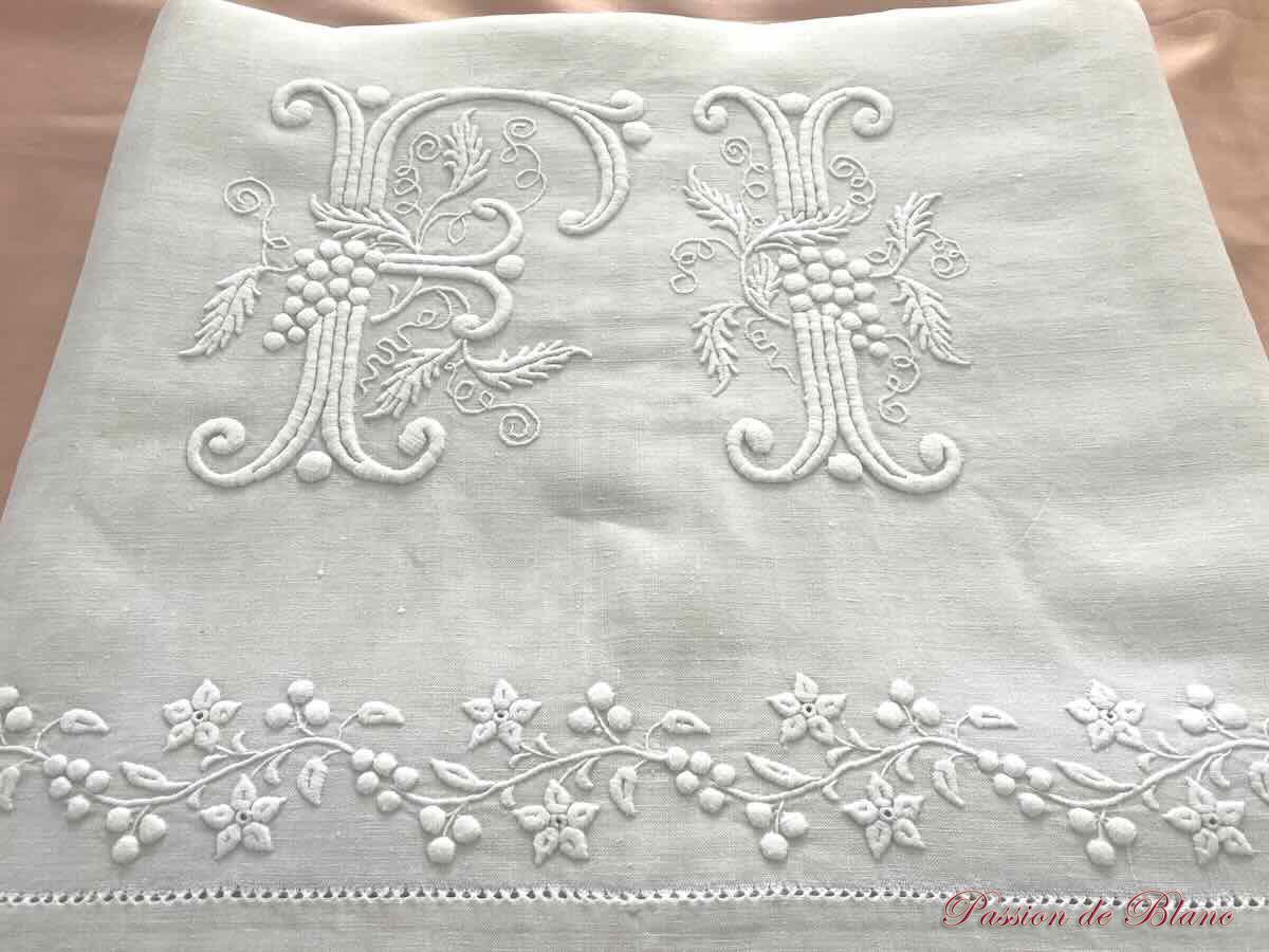 Grand drap lin avec découverte brodée guirlande fleurie, monos FI avec raisins – Image 2