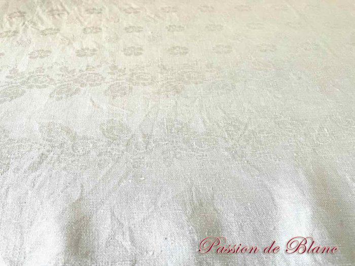 Belle nappe Napoléon III de 4,20 m, en damassé de lin avec  motifs fleuris, monos VP – Image 4