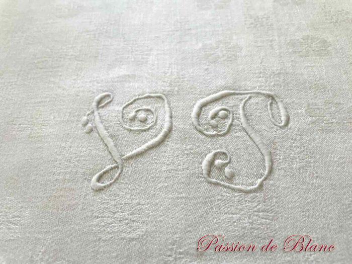 Belle nappe Napoléon III de 4,20 m, en damassé de lin avec  motifs fleuris, monos VP – Image 3