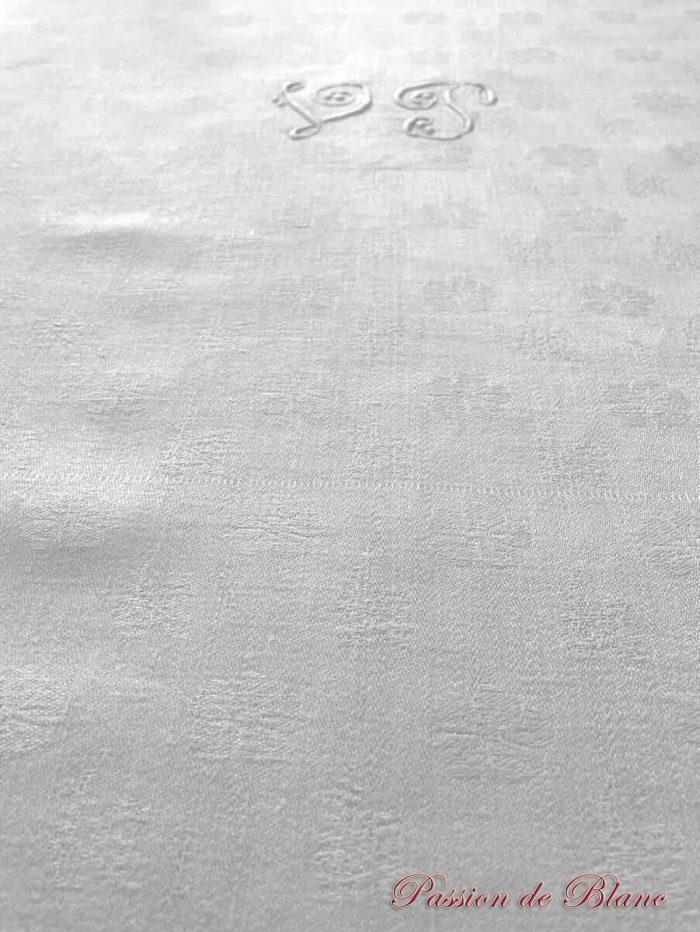 Belle nappe Napoléon III de 4,20 m, en damassé de lin avec  motifs fleuris, monos VP – Image 2