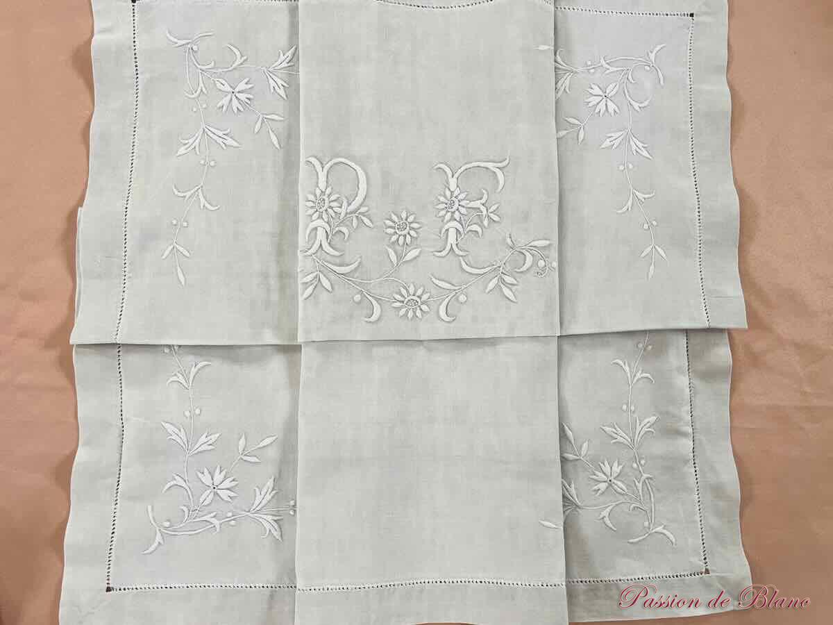 Belle paire de taies en lin avec broderies main et mono PF – Image 2