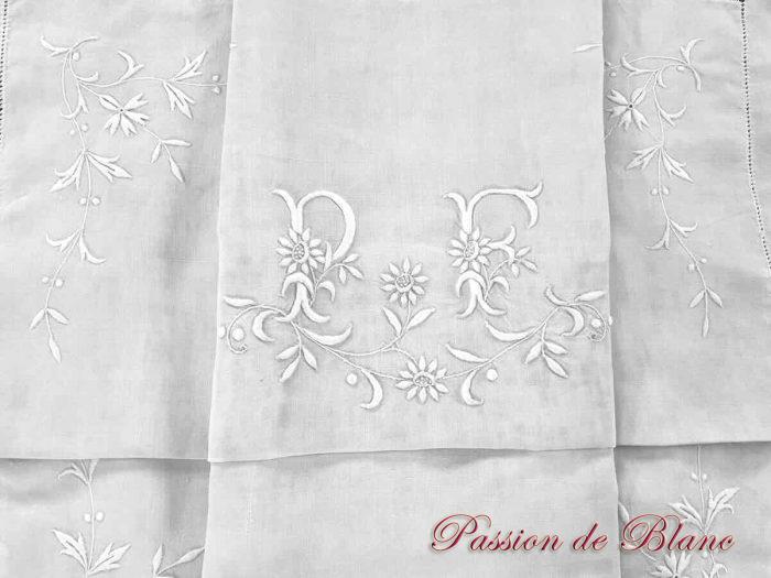 Belle paire de taies en lin avec broderies main et mono PF – Image 3