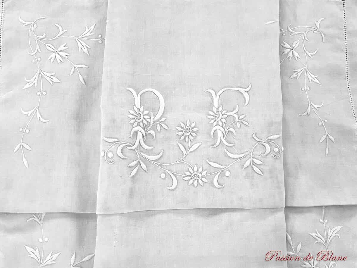 Belle paire de taies en lin avec broderies main et mono PF – Image 3