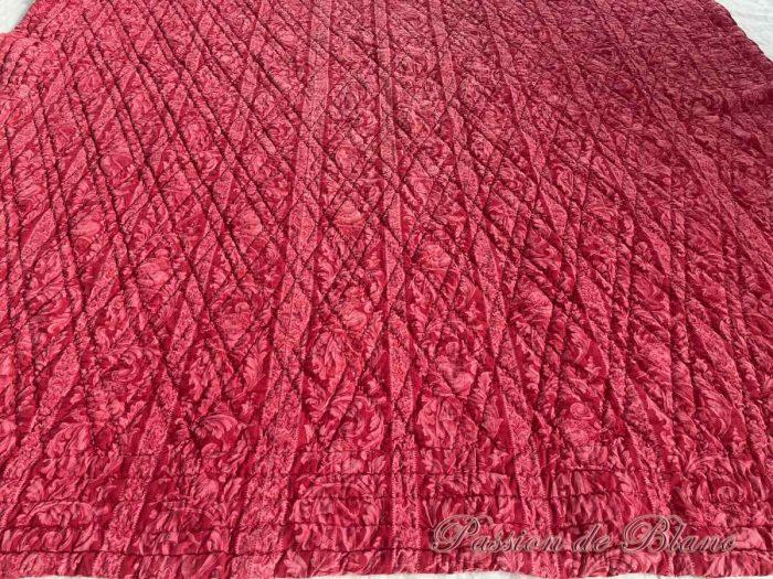 Couverture Napoléon III imprimées de frises, petits enfants et arabesques sur fond rouge grenat – Image 8