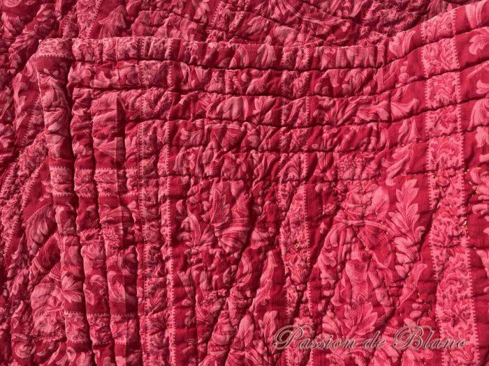 Couverture Napoléon III imprimées de frises, petits enfants et arabesques sur fond rouge grenat – Image 7