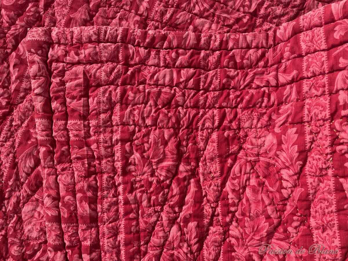 Couverture Napoléon III imprimées de frises, petits enfants et arabesques sur fond rouge grenat – Image 7