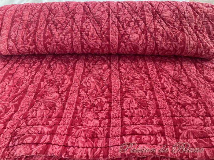 Couverture Napoléon III imprimées de frises, petits enfants et arabesques sur fond rouge grenat – Image 6