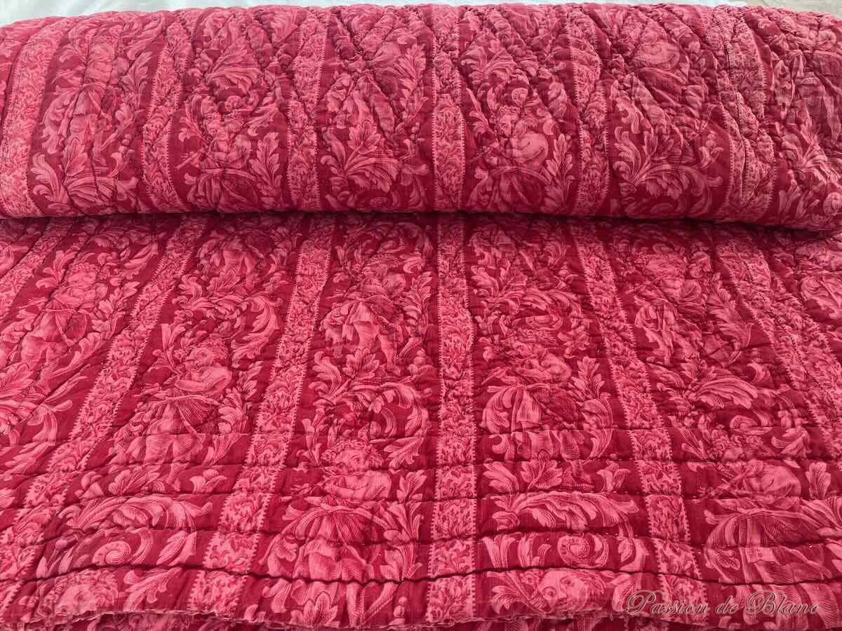 Couverture Napoléon III imprimées de frises, petits enfants et arabesques sur fond rouge grenat – Image 6