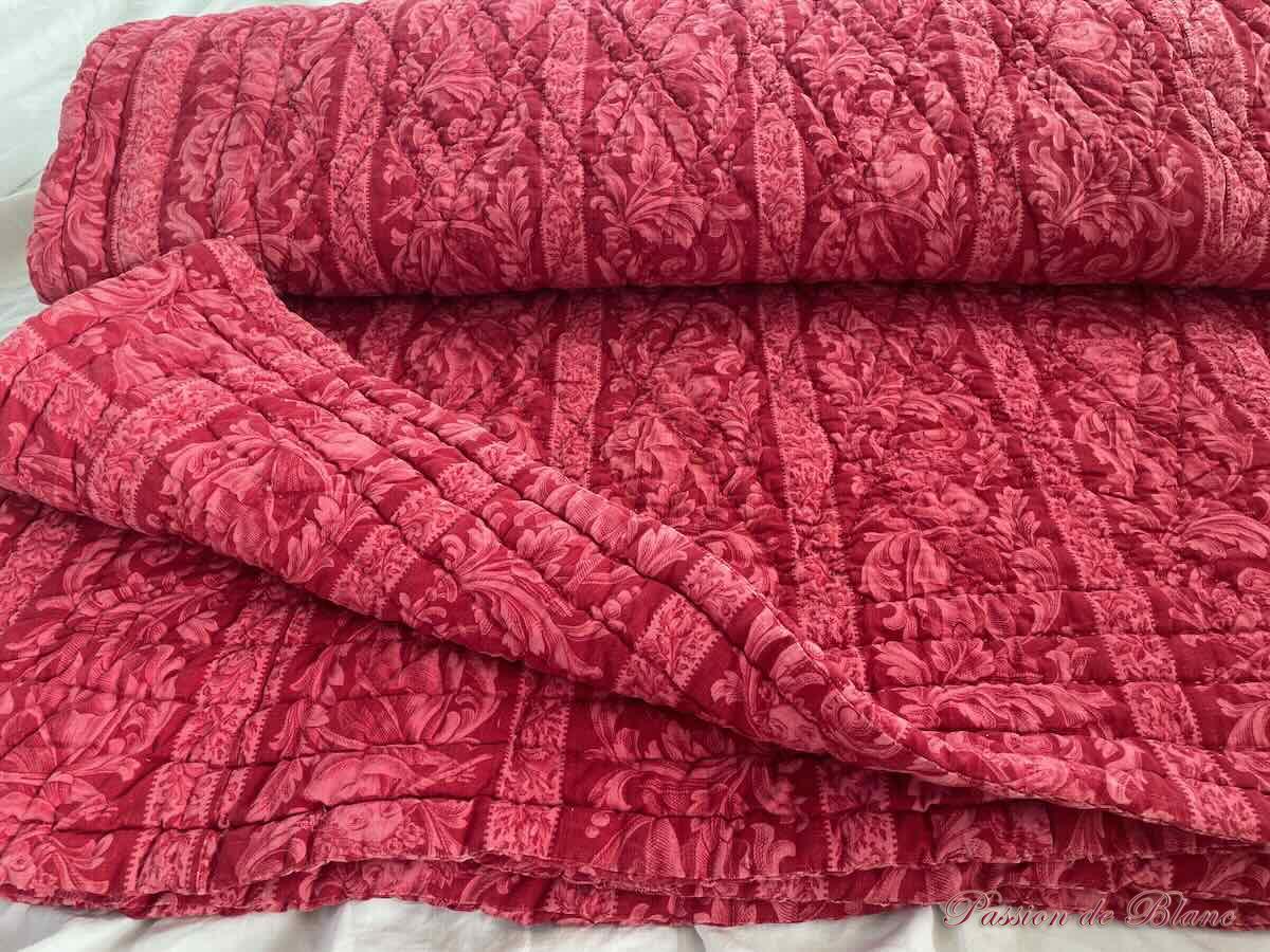 Couverture Napoléon III imprimées de frises, petits enfants et arabesques sur fond rouge grenat – Image 5