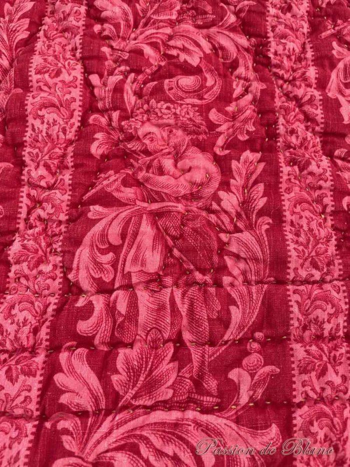 Couverture Napoléon III imprimées de frises, petits enfants et arabesques sur fond rouge grenat – Image 4
