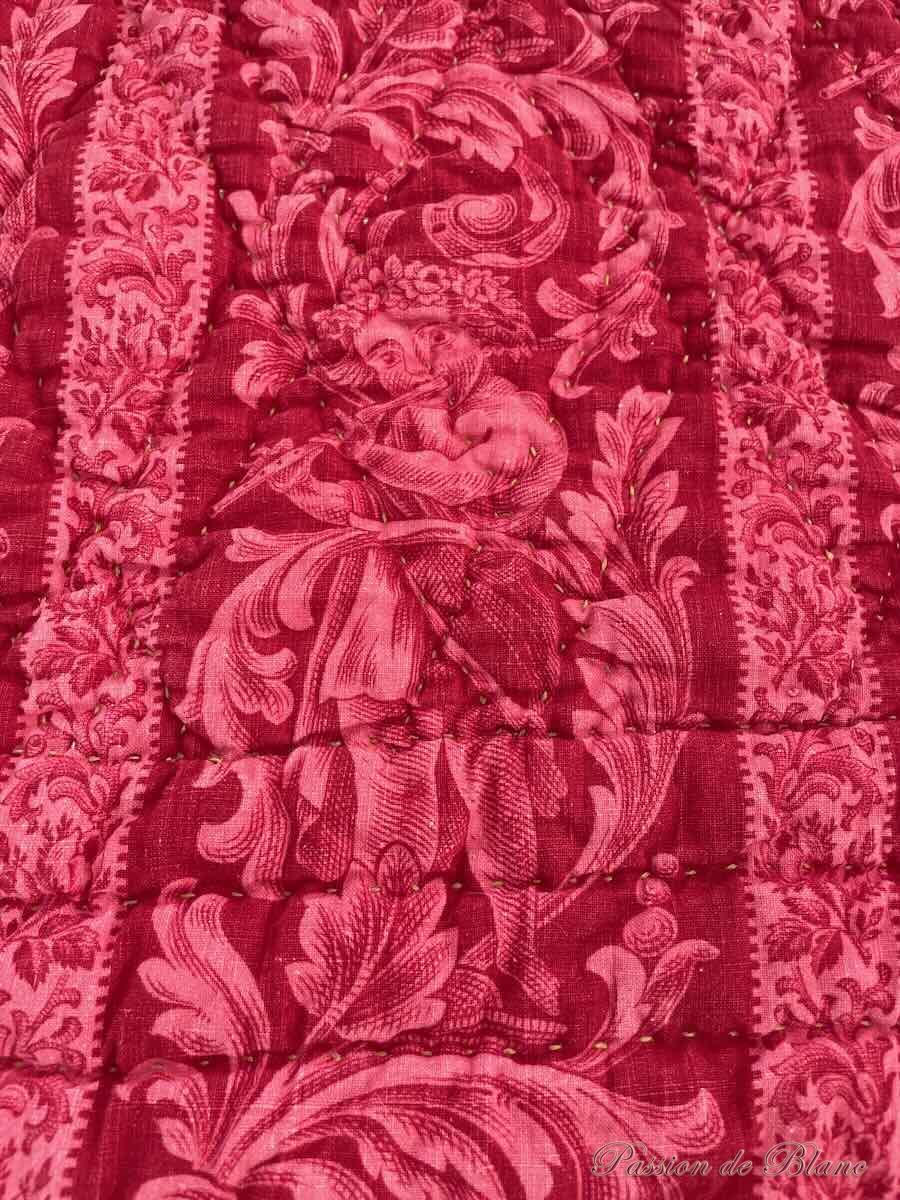 Couverture Napoléon III imprimées de frises, petits enfants et arabesques sur fond rouge grenat – Image 4