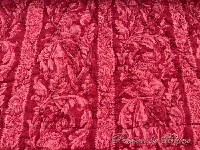 Couverture Napoléon III imprimées de frises, petits enfants et arabesques sur fond rouge grenat – Image 3