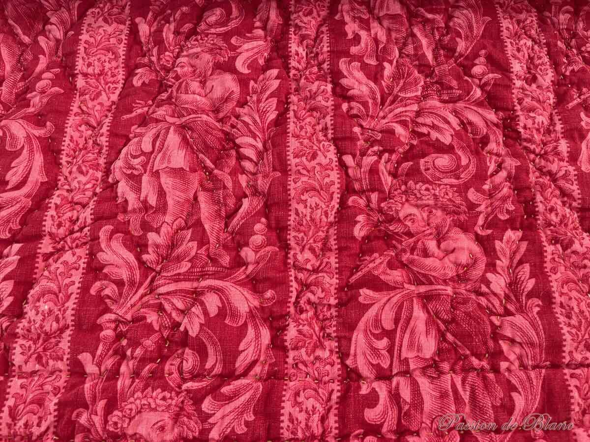 Couverture Napoléon III imprimées de frises, petits enfants et arabesques sur fond rouge grenat – Image 3