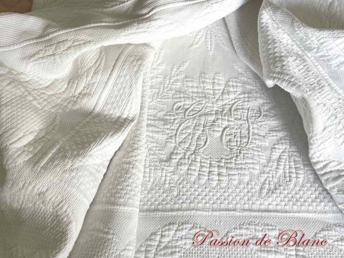 Belle couverture festonnée  deux côtés en piqué plat avec relief et monogramme EP – Image 2
