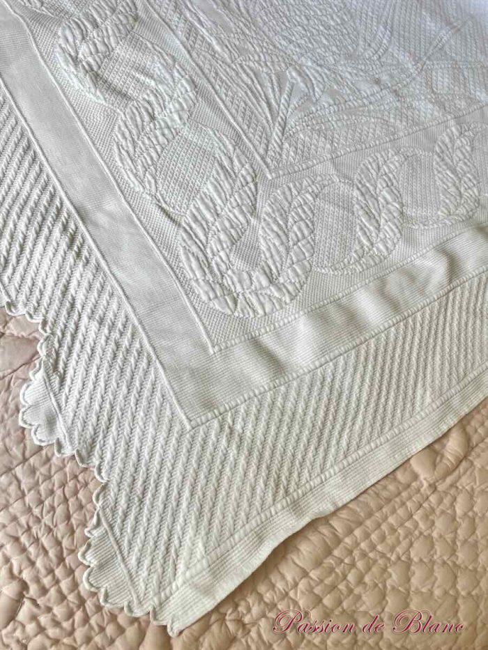 Belle couverture festonnée  deux côtés en piqué plat avec relief et monogramme EP – Image 9