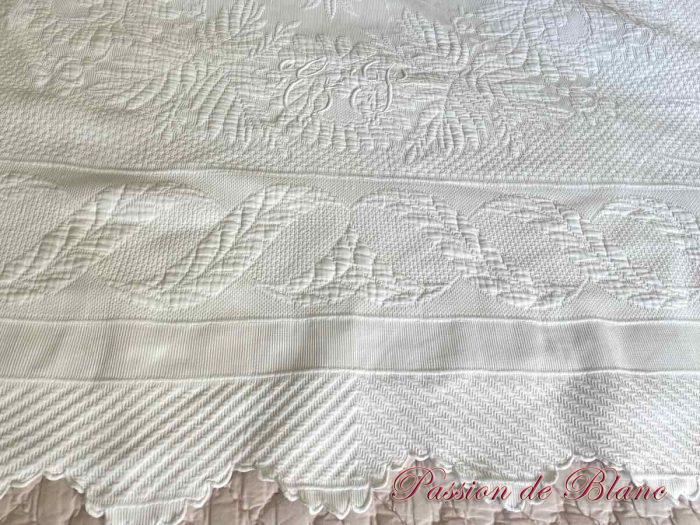 Belle couverture festonnée  deux côtés en piqué plat avec relief et monogramme EP – Image 8