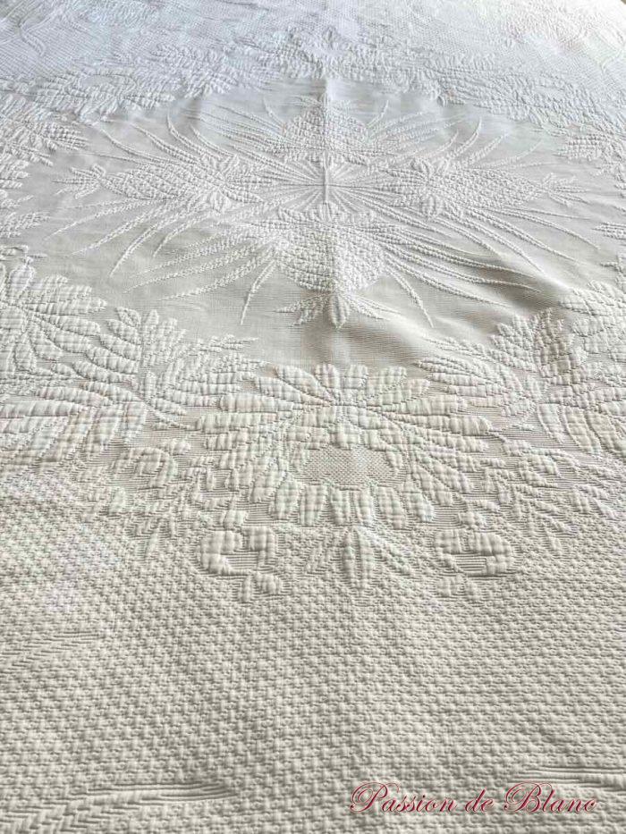 Belle couverture festonnée  deux côtés en piqué plat avec relief et monogramme EP – Image 7