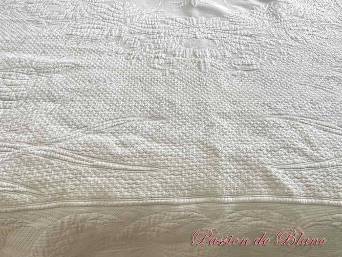 Belle couverture festonnée  deux côtés en piqué plat avec relief et monogramme EP – Image 5