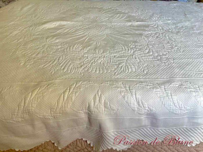 Belle couverture festonnée  deux côtés en piqué plat avec relief et monogramme EP – Image 4