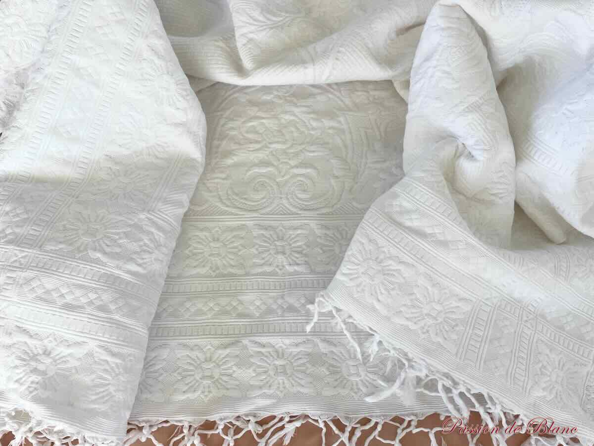 Belle, grande couverture en piqué Marseillais, beau relief et franges nouées – Image 10