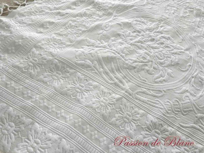 Belle, grande couverture en piqué Marseillais, beau relief et franges nouées – Image 8